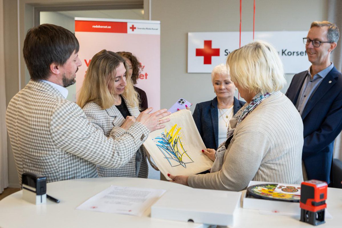 🤝Representatives of the URCS visited Sweden on a diplomatic mission.On April 18, a Memorandum of Understanding was signed,extending until 2030.This agreement sets a precedent for long-term support and reflects the deepened level of cooperation between us and Swedish Red Crosses