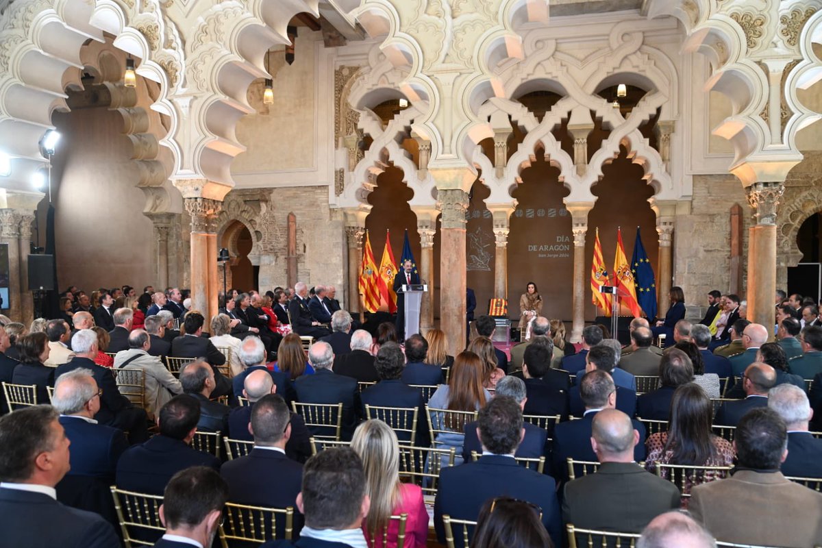 El presidente @Lamban apela a la Constitución y el Estatuto para continuar con un un futuro en común de éxito en Aragón y apuesta para que seamos 'una comunidad suave, refinada y seductora', y por supuesto que “la politica y sociedad unan esfuerzos para reivindicar Aragón y…