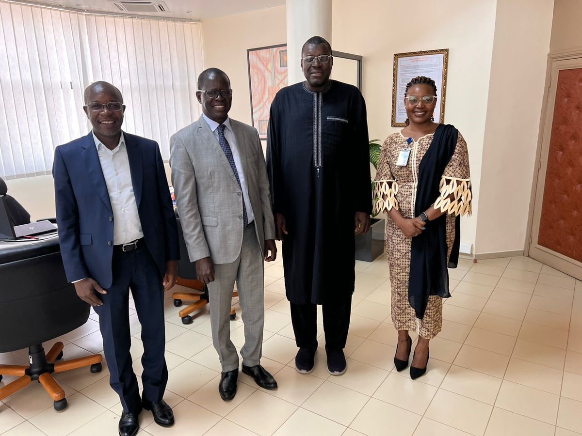 Pierre Ngom Représentant de l'UNICEF a rencontré M. Aboubacar Sadikh Diop (CEO) et son adjoint M. Fatogoma Aristide Sanon @Orange_Mali pour discuter des partenariats en cours et explorer de nouvelles opportunités de collaboration.