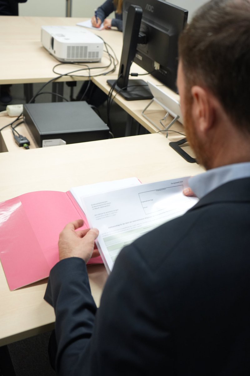 Es ist offiziell: Unsere Kandidat:innenliste für die EU-Wahl am 9.Juni wurde heute amtlich von unserem Bundesgeschäftsführer übergeben. 🥳