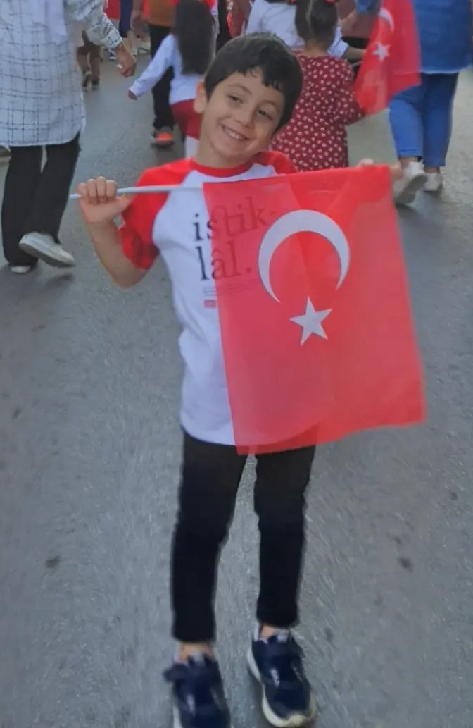 6 yaşında(yarısı hastanede gecti)Sabaha kadar başında bekleyip sabah çalıştığım günler çoktur  yine onun için geleceği icin özellikle yanliz bir anneyseniz kimsenizde yoksa işiniz zor ama annesiniz. İşimi de oğlum gibi sevdim 9 yıl böyle bitmemeli <a href="/AliYerlikaya/">Ali Yerlikaya</a> <a href="/RTErdogan/">Recep Tayyip Erdoğan</a> #alo199