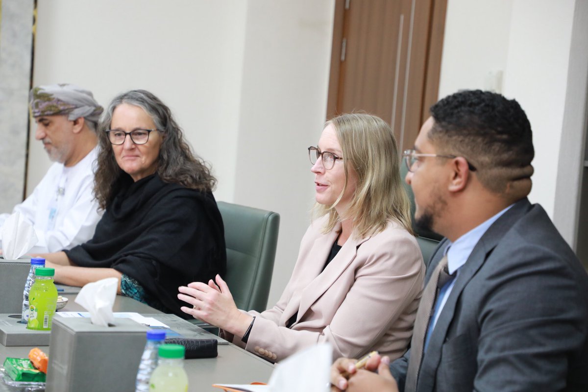 رئيس #جامعة_صحار الدكتور حمدان بن سليمان الفزاري يستقبل سعادة ستيلا كلوث سفيرة مملكة هولندا صباح اليوم، وبحضور عدد من المسؤولين من الجانبين. تم خلال اللقاء مناقشة فرص التعاون المشتركة بين الجانبين، كما تخلل الزيارة جولة تعريفية بمرافق الجامعة وما تحتويه من قاعات، ومختبرات وحاضنات