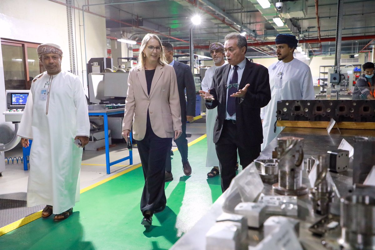 Soharuniv's tweet photo. رئيس #جامعة_صحار الدكتور حمدان بن سليمان الفزاري يستقبل سعادة ستيلا كلوث سفيرة مملكة هولندا صباح اليوم، وبحضور عدد من المسؤولين من الجانبين. تم خلال اللقاء مناقشة فرص التعاون المشتركة بين الجانبين، كما تخلل الزيارة جولة تعريفية بمرافق الجامعة وما تحتويه من قاعات، ومختبرات وحاضنات https://t.co/rCXm5euVxu