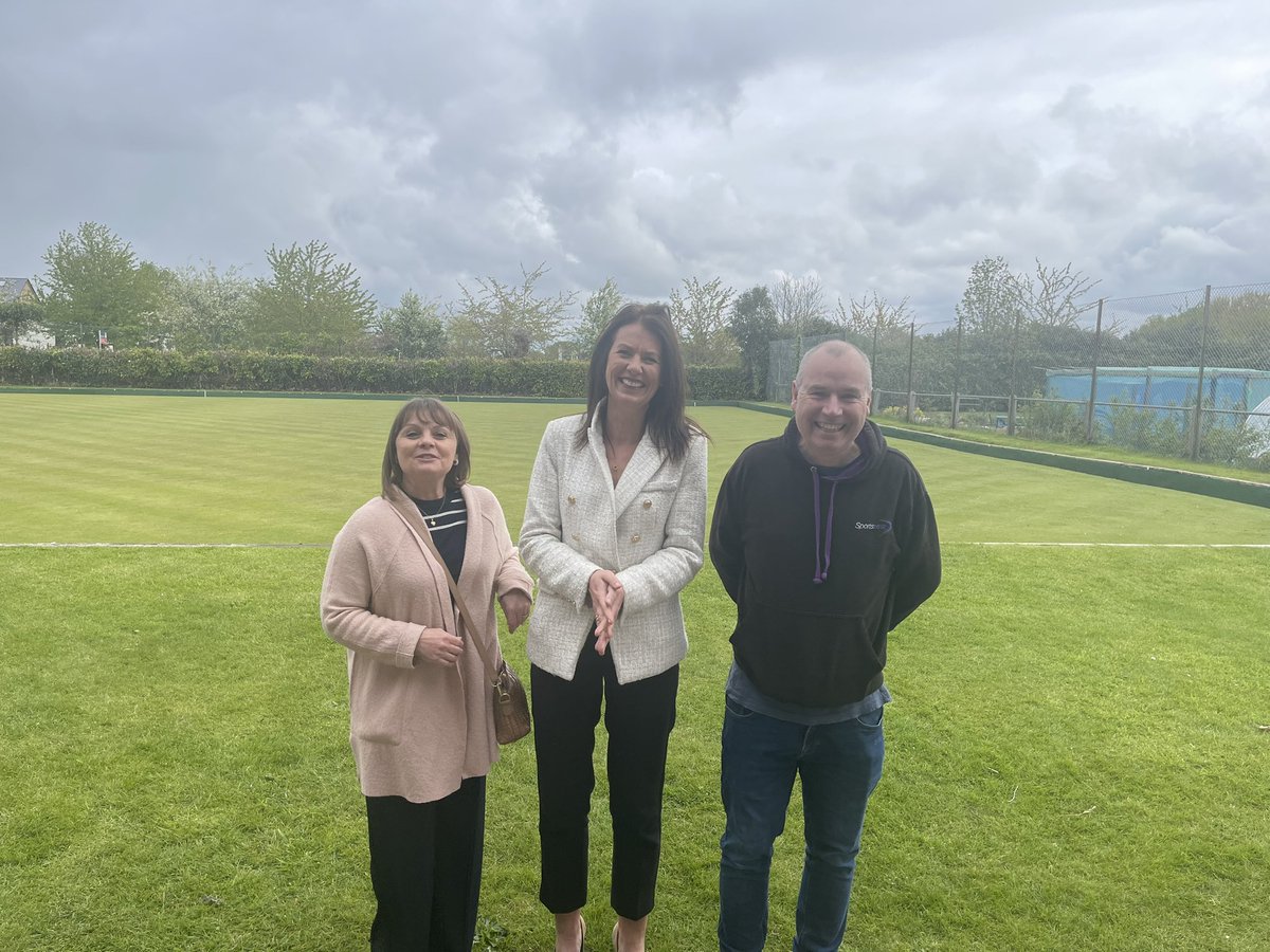 Lovely cakes and coffee at Walton on Thames Bowling Club today until 1600 in aid of @macmillancancer I was down there this morning with our @LibDems Walton councillors @nickdodds70 and @khewens - here in front of their beautiful bowling green. @PRWotta