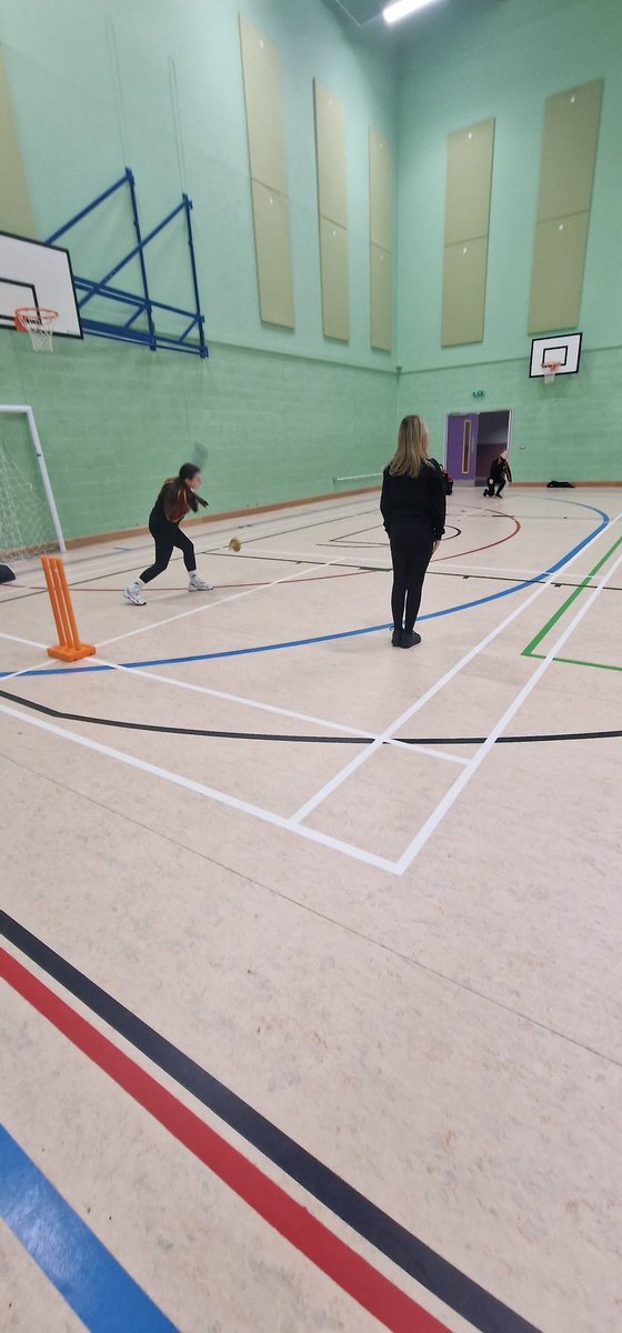 Lunchtime Cricket @YCB_PESport with 30+ Year 7&8 pupils. Lots trying Cricket for the very first time - and looking forward to the upcoming Secondary Schools competitions