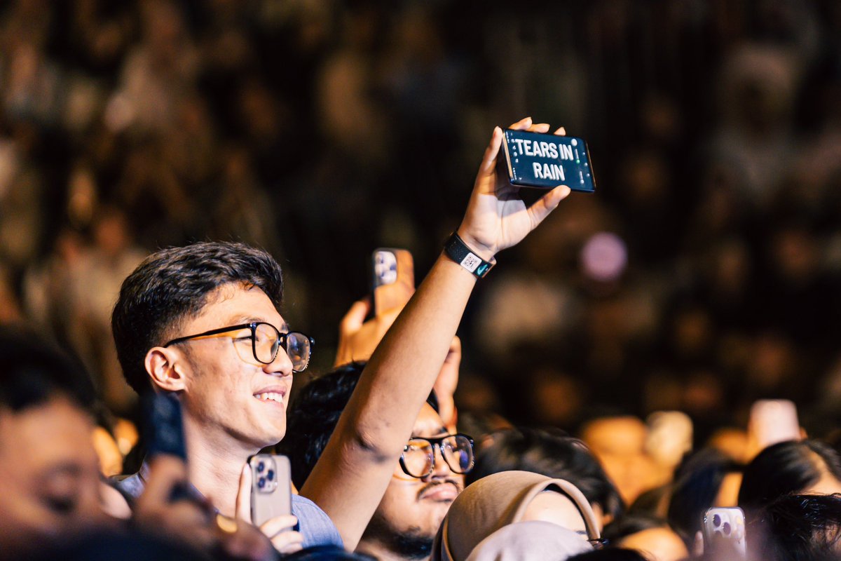 Transporting back to the soulful melodies and intimate vibes of Bruno Major's unforgettable concert 🎶✨

#BrunoMajor #BrunoMajorJakarta #TourOfPlanetEarth2023 #ChakraLiveAsia