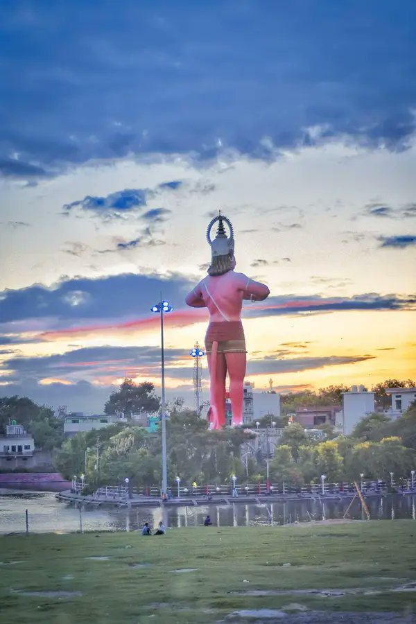 सब सुख लहै तुम्हारी शरना
     तुम रक्षक काहू को डरना  !! 
#हनुमान_जन्मोत्सव ❤️🙏