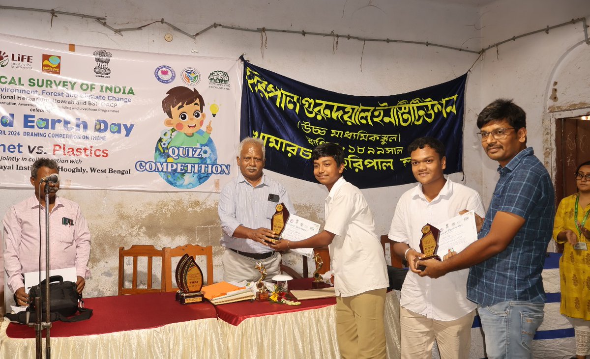 On this occasion, the team of scientists and staff of CNH and BSI-EIACP visited the school at Haripal and organized an awareness campaign, a drawing competition, and a quiz competition. (2/4)