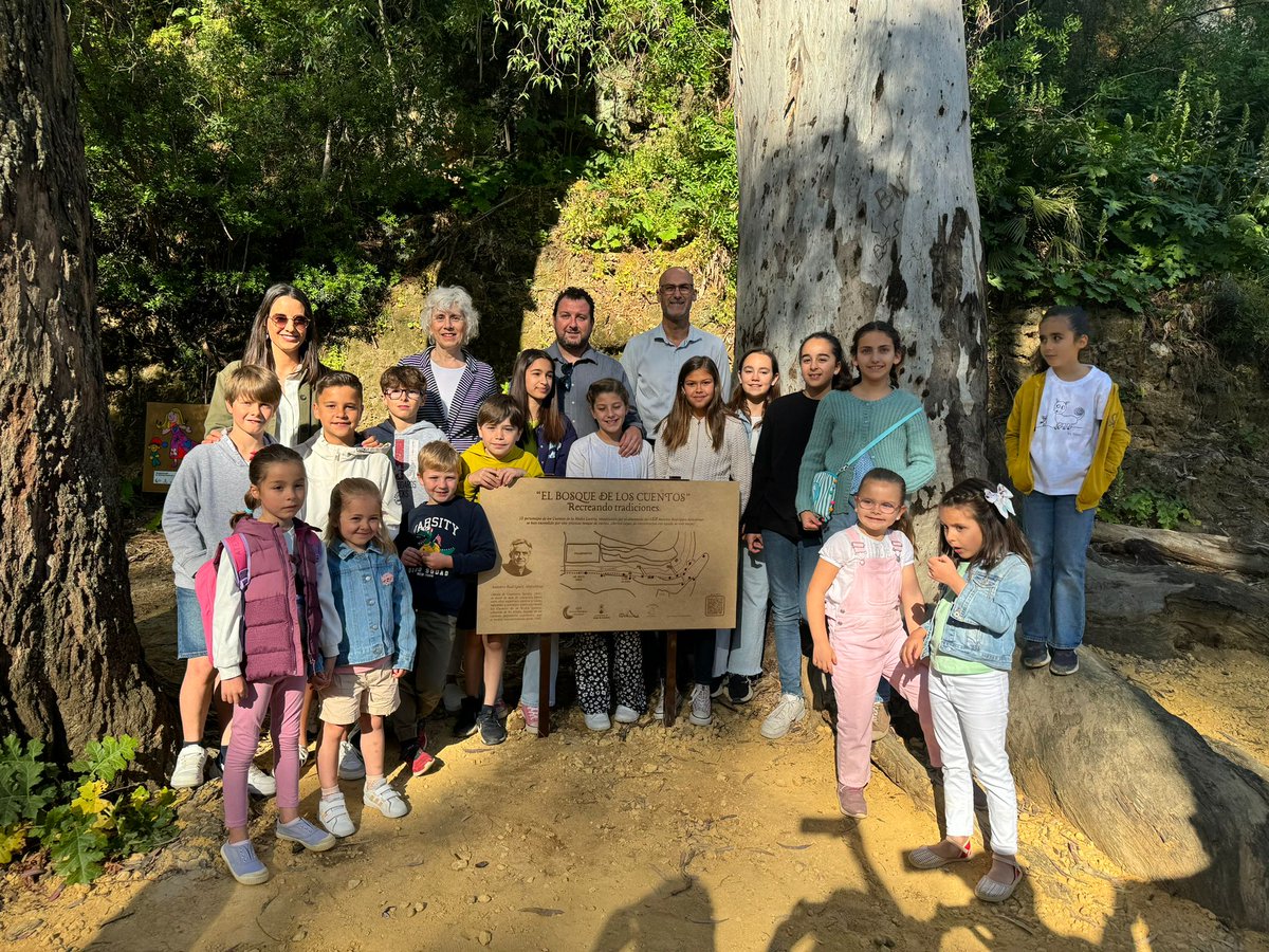 Preciosa iniciativa del @CeipAlmodovar en colaboración con el @aytoguadaira😍😍.
Disfruta de la gymkana literaria EL BOSQUE DE LOS CUENTOS🏃🏽🏃🏽‍♀️🐓, un paseo por el Parque Oromana, lleno de sorpresas, con audiorrelatos del escritor de #AlcaládeGuadaíra Antonio Rodríguez Almodóvar❤️.