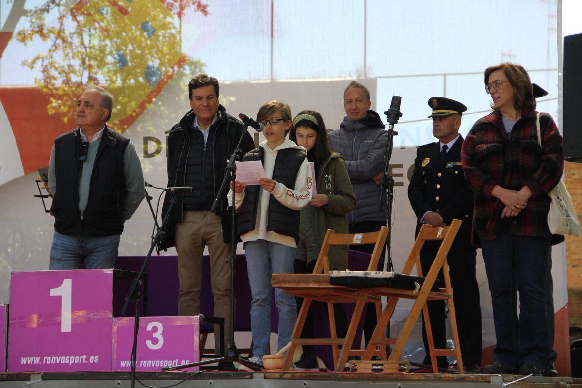 El concejal de Actividad Físico-Deportiva y Salud, Orlando Castro, ha participado esta mañana en la entrega de #medallas a los ganadores de la #CarreraPopular organizada por la @jcyl a favor de @Fedispa_org, con motivo de la celebración del #DiadeCastillayLeon. #23Abril