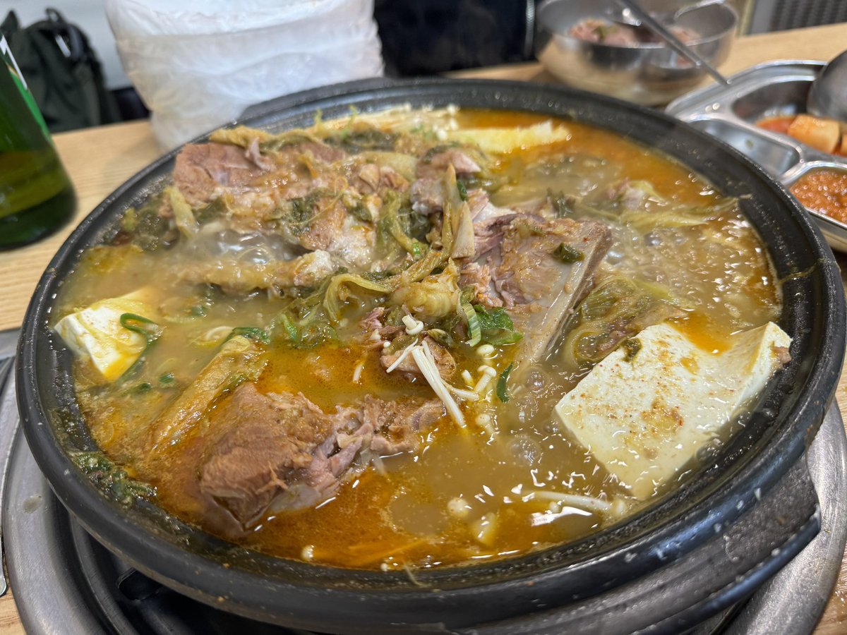 適当に頼んだら出てきた韓国の鍋的なの美味い。