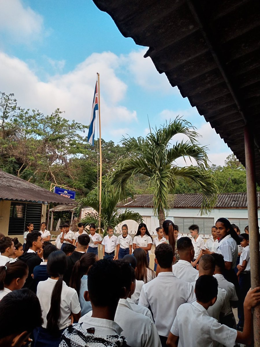 JorgeMolin58659's tweet photo. Hoy se realizó matutino en nuestra IE/ donde se convoco a un 1ro de mayo,  teniendo como lema pincipal(Por Cuba, Juntos Creamos)#23Abril #CubaViveEnHistoria #DpeStgodeCuba #TercerFrente @centrofidel @CubaMined https://t.co/b4cs8jqfrm