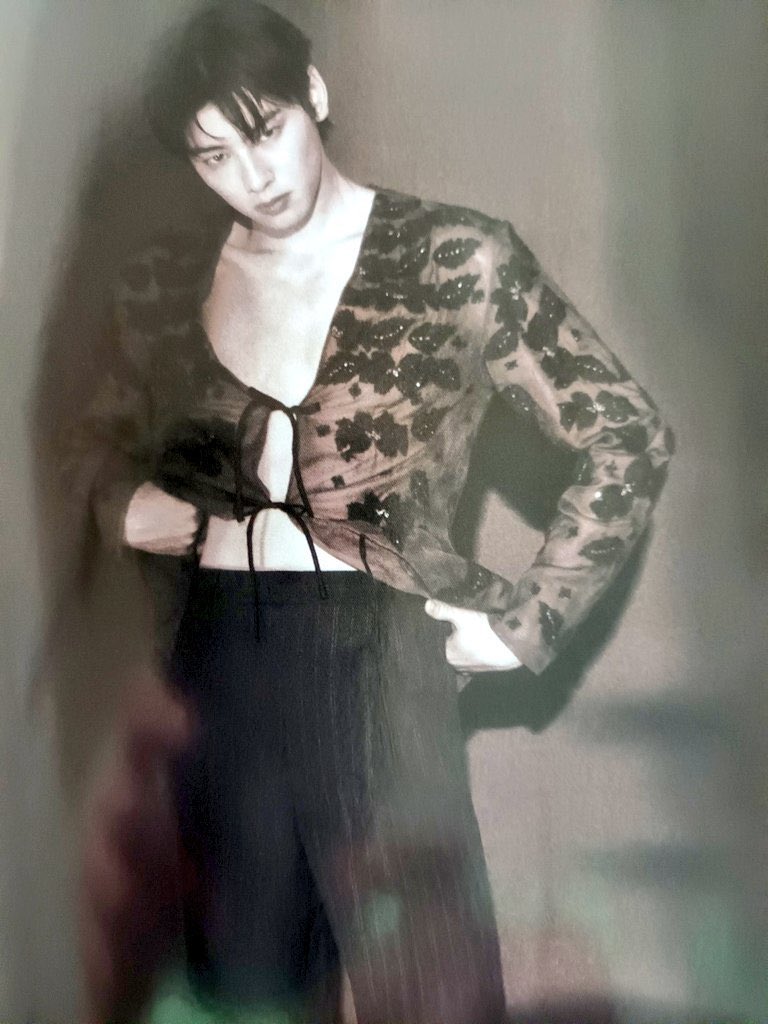 viraltakes's tweet photo. Cha Eunwoo looks stunning for Esquire Korea. https://t.co/EOA6jn5Uhs