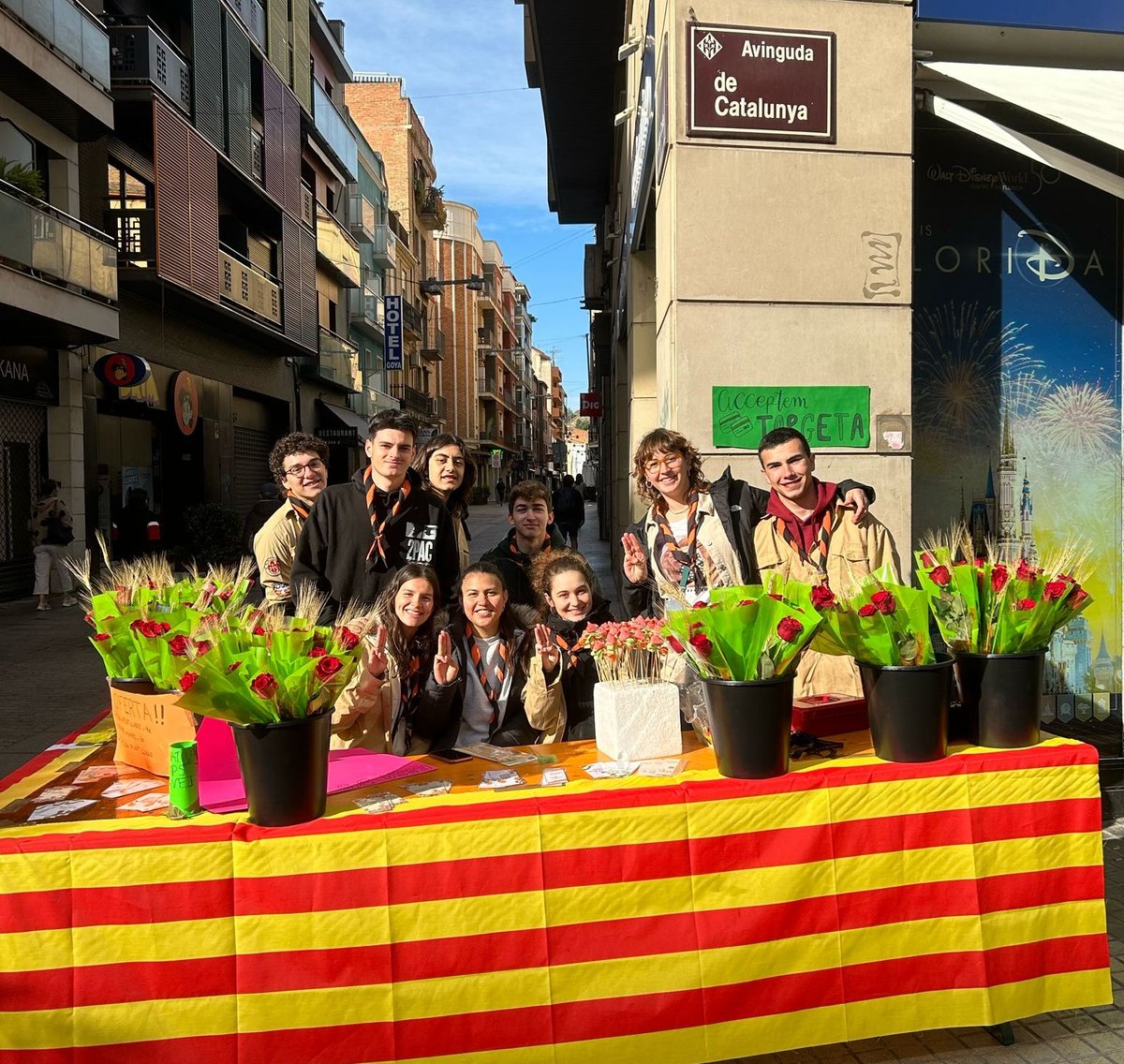 AEGarbi's tweet photo. Bon Sant Jordi a tothom!!!
I recordeu que ens podeu trobar entre av alcalde costa i av catalunya🌹🌹🌹
https://t.co/tmE2Xlkrsh https://t.co/JFS8pe2ka2