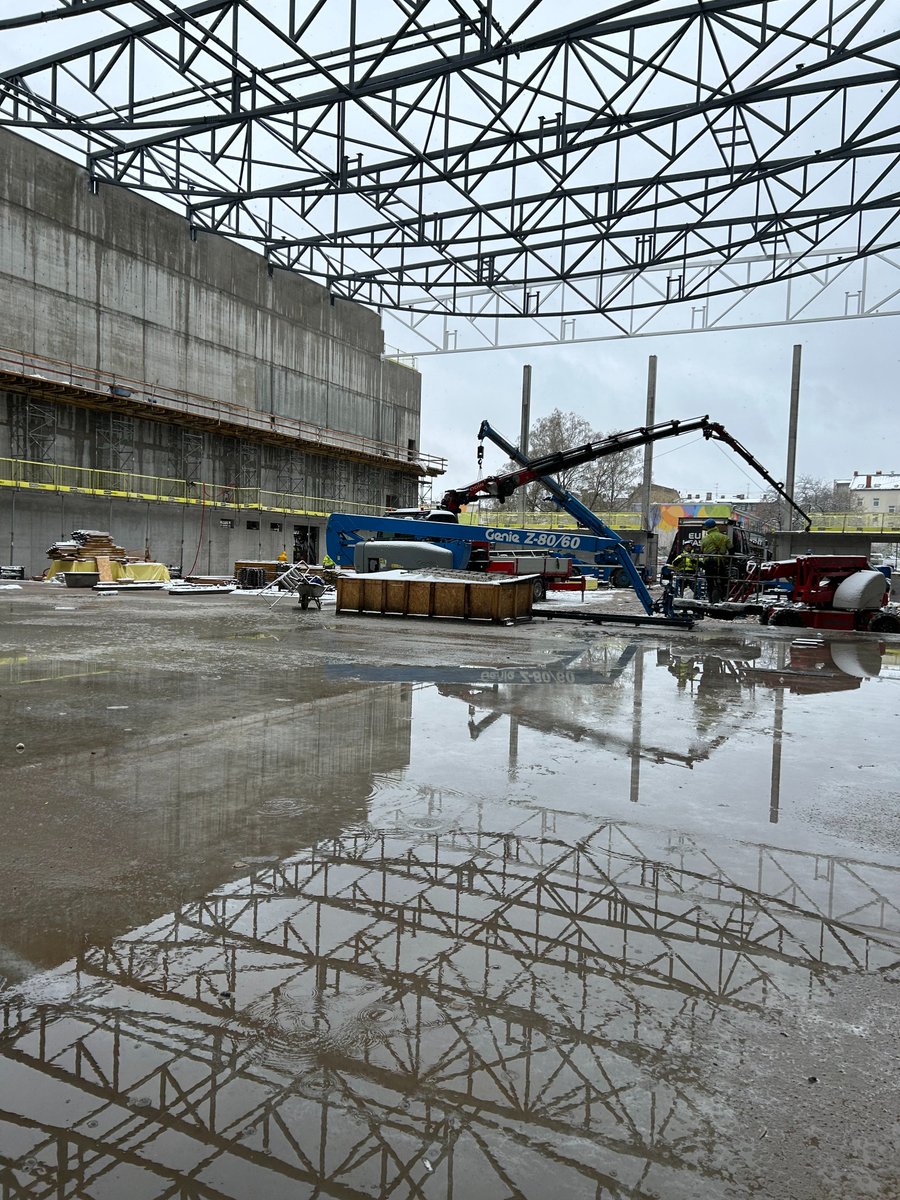 lnsclv's tweet photo. 🚧 Šodien, pavasarim draudzējoties ar ziemu, būvlaukumā kopā ar Arčers. Ieskaties mūsu jaunākās sporta infrastruktūras objekta – jaunās komandu sporta spēļu halles – būvniecībā. 🏟
#lnsc #kssh #komandusportaspēļuhalle #sports #komandusports #Arčers https://t.co/oykqcFHnLf