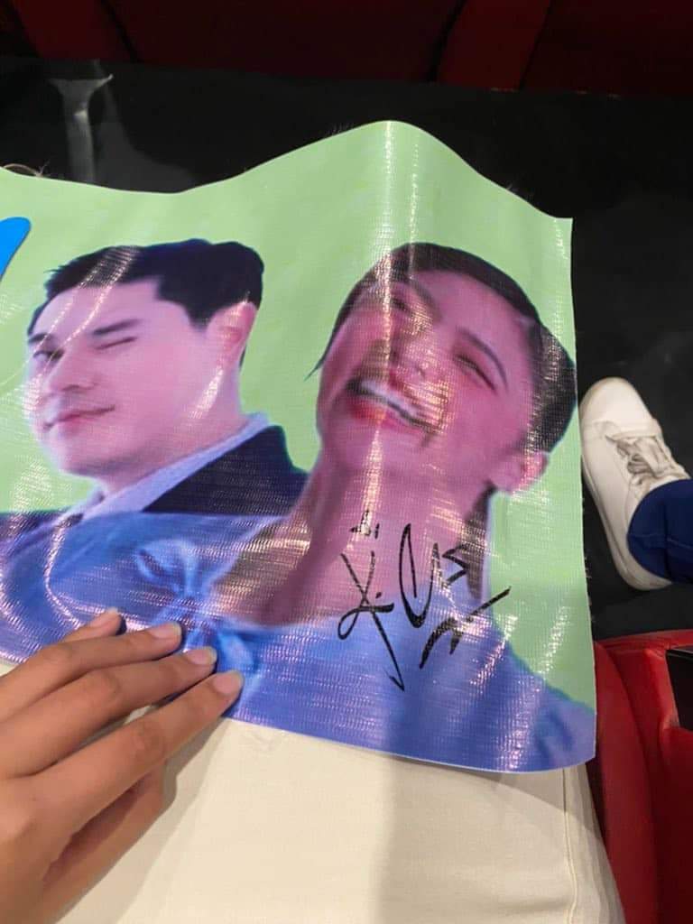 meowcuryxx's tweet photo. Kimmy, mukhang hindi lang panunuod ang gagawin mo, pagsi-sign din pala ng posters. Haha. All around talaga si Sec Kim! 😂

PAULO onELEVATORmovie

#ElevatorPremiereNight
#PauloAvelino #KimChiu https://t.co/08nVQjcCRc