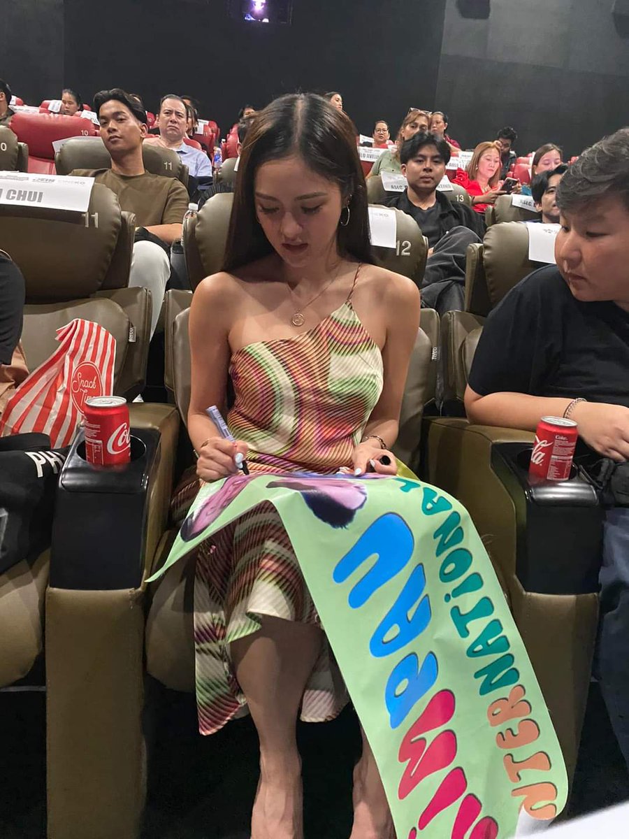 meowcuryxx's tweet photo. Kimmy, mukhang hindi lang panunuod ang gagawin mo, pagsi-sign din pala ng posters. Haha. All around talaga si Sec Kim! 😂

PAULO onELEVATORmovie

#ElevatorPremiereNight
#PauloAvelino #KimChiu https://t.co/08nVQjcCRc