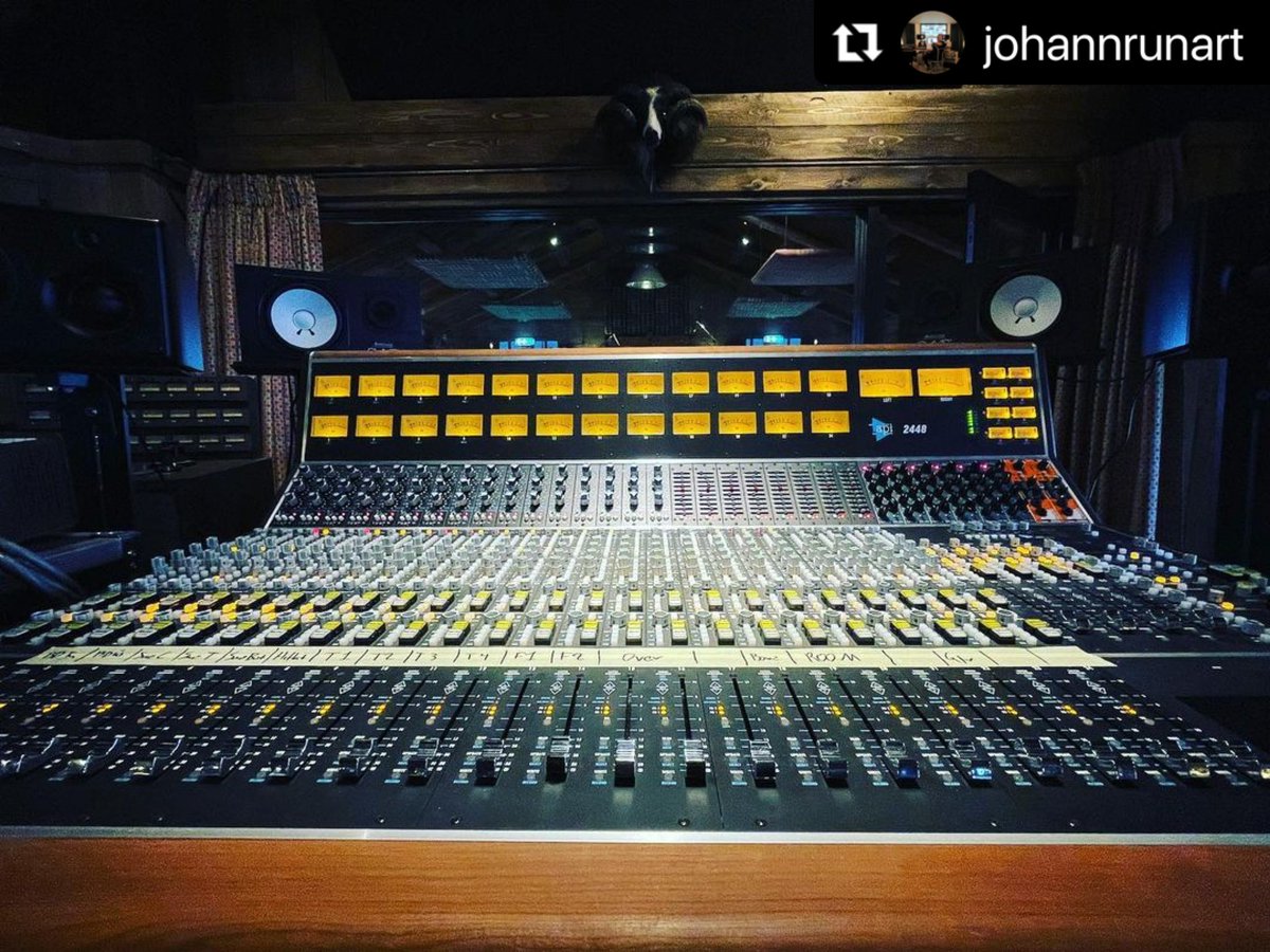ThisIsAPIaudio's tweet photo. #Repost 📸 @johannrunart #apiaudio #api2448 #api2448console #apiconsole #recordingstudio #recordingengineers #studiogear #analog #musicproduction #mixengineer 
・・・
Útrás fyrir mixer þráhyggju... #johannrunarisneverathome https://t.co/fUvmCsxWuG