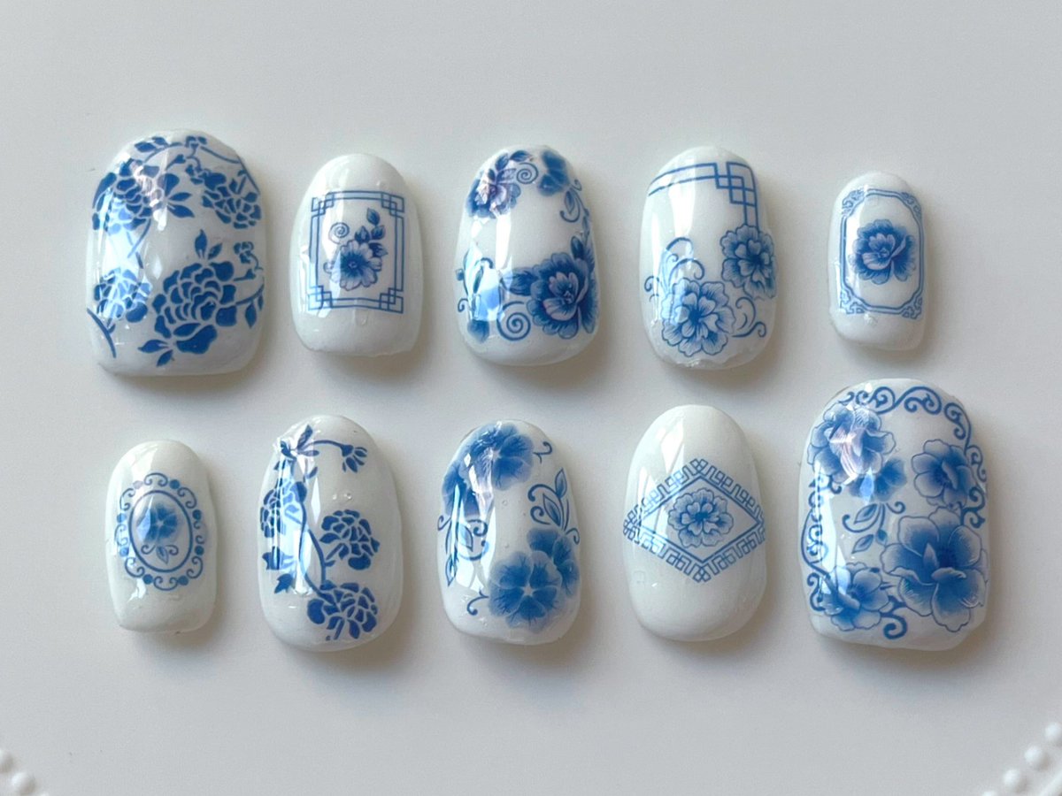 中国陶器ネイル作った。
可愛すぎんか←
こういうのは中国語で青花瓷？ハマりそう