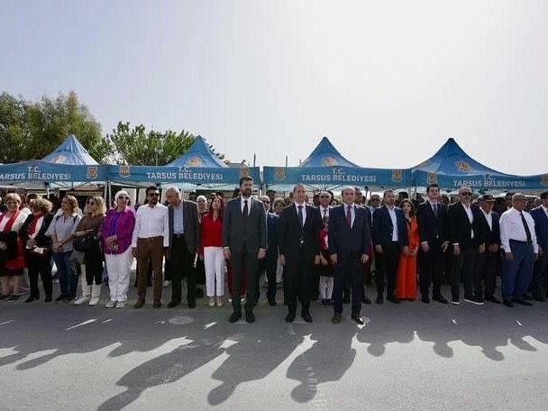 23 Nisan Ulusal Egemenlik ve Çocuk Bayramı kutlama programı kapsamında Cumhuriyet Alanı’nda Atatürk Anıtı’na çelenk sunma töreni düzenlendi. meb.ai/BrsfBC @mehmetmetin038 @fazilet_durmus @g_tarsus @g_tarsus @MersinMEM @Yusuf__Tekin