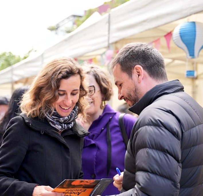 Bona Diada a tothom i felicitats als Jordis i les Jordines! Avui és un dia per prendre els carrers i regalar llibres a qui més estimem. I si ens el signen, molt millor! 😜 #SantJordi2024