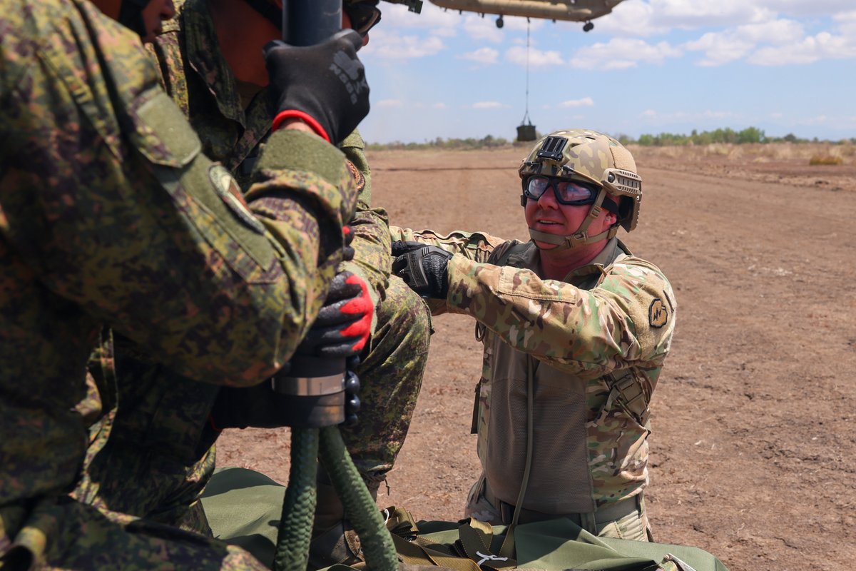 ⚡#StrongerTogether ⚡

#Lightfighters with @25thdsb and @25cab worked alongside our #PacificPartners from @TeamAFP  and @yourphilarmy  to conduct Low-Cost Low Altitude dropping and sling load operations during #BK24.