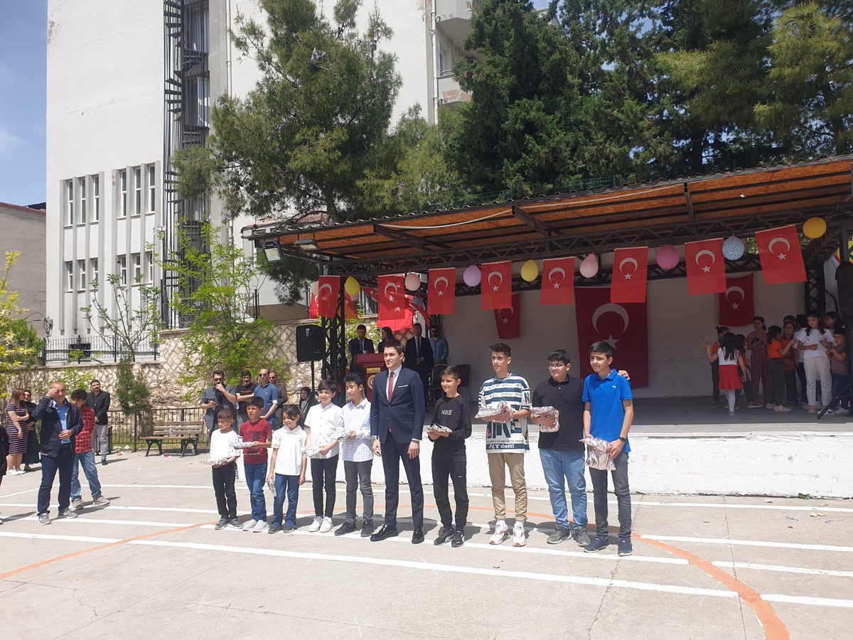 derikanadoluli1's tweet photo. 23 Nisan Ulusal Egemenlik ve Çocuk Bayramı kapsamında düzenlenen satranç turnuvasında 18 Yaş ve Altı Kategorisinde dereceye giren öğrencilerimiz Yusuf İzzet Kaya, Muhammed Tamur ve Mahmut Temel Sayın Kaymakamımız Evren Çakır tarafından ödüllendirilirdi. 
@mardinilmem @derikmem47 https://t.co/QzQ43J4K2E