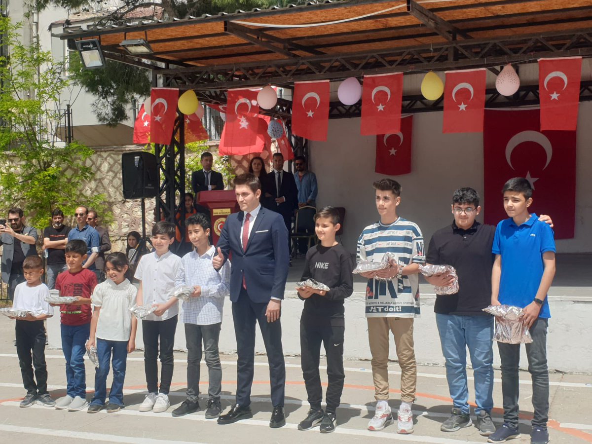 derikanadoluli1's tweet photo. 23 Nisan Ulusal Egemenlik ve Çocuk Bayramı kapsamında düzenlenen satranç turnuvasında 18 Yaş ve Altı Kategorisinde dereceye giren öğrencilerimiz Yusuf İzzet Kaya, Muhammed Tamur ve Mahmut Temel Sayın Kaymakamımız Evren Çakır tarafından ödüllendirilirdi. 
@mardinilmem @derikmem47 https://t.co/QzQ43J4K2E
