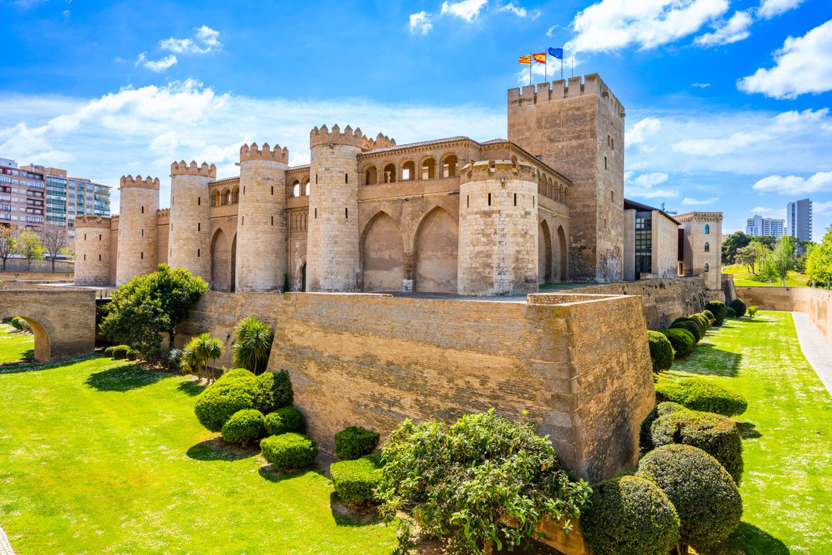 #サラゴサ で見られるイスラム芸術「アルハフェリア宮殿(Palacio de la Aljafería)」🏰

11世紀に建設、 #ヨーロッパ 最北端の #イスラム建築 です👀繊細なディテールや美しい庭園にうっとりすること間違いなし🥰

#スペイン で #歴史旅 を🎶

👉bit.ly/3TlV9tN

#VisitSpain #SpainUrban