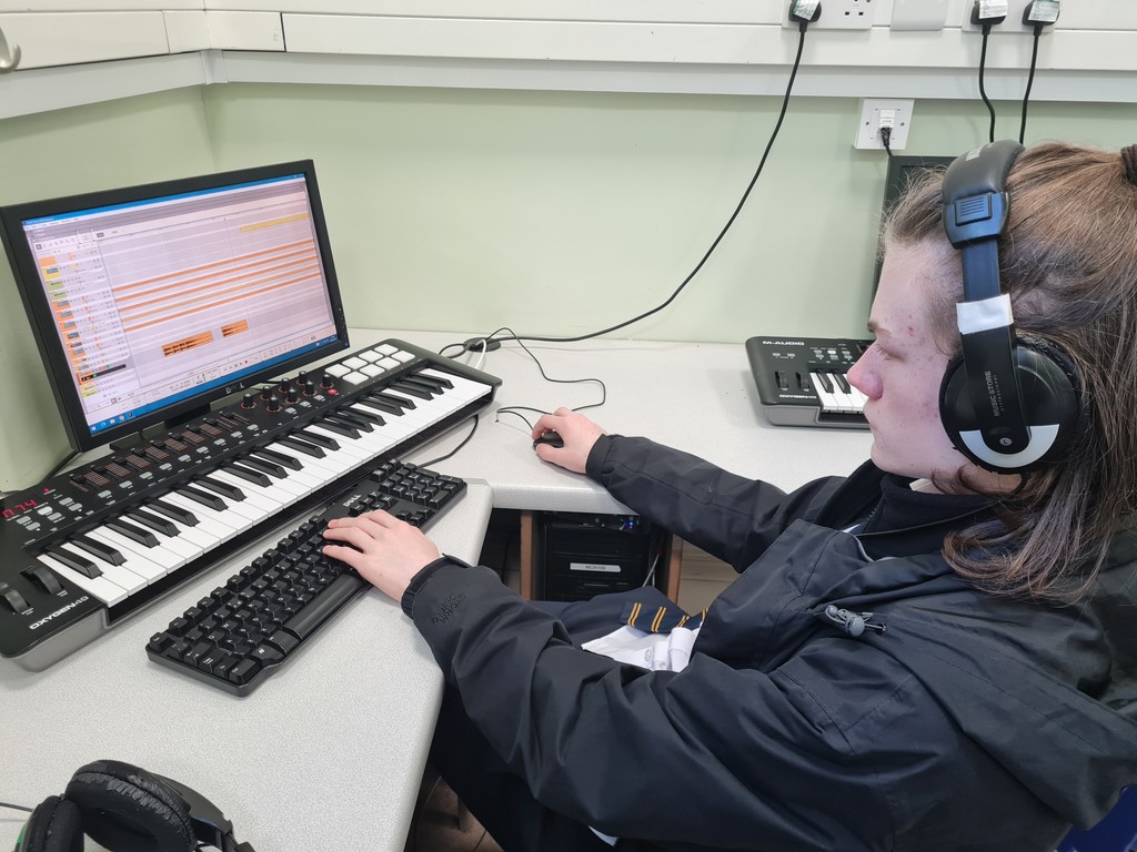 RDigiM's tweet image. Our Year 9 students are currently working on their digital music compositions as part of their Duke of Edinburgh program.

#reidsdigitalmusic #dukeofedinburgh #propellerheadReason #digitalmusicproduction
