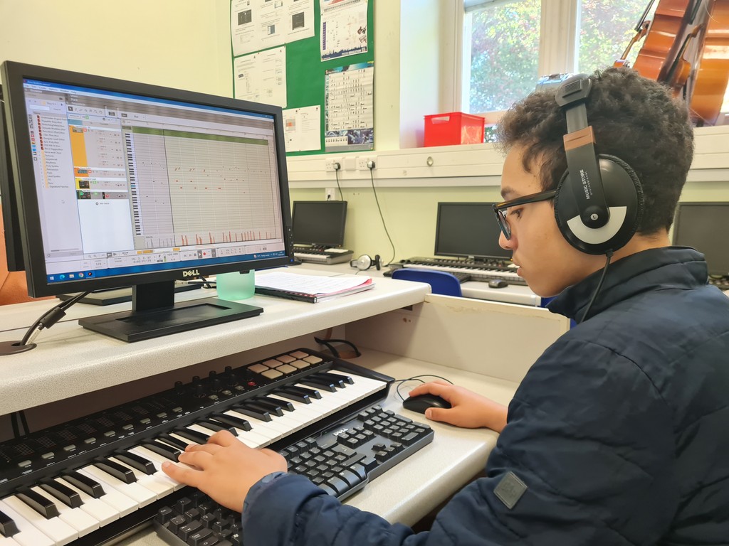 RDigiM's tweet image. Our Year 9 students are currently working on their digital music compositions as part of their Duke of Edinburgh program.

#reidsdigitalmusic #dukeofedinburgh #propellerheadReason #digitalmusicproduction