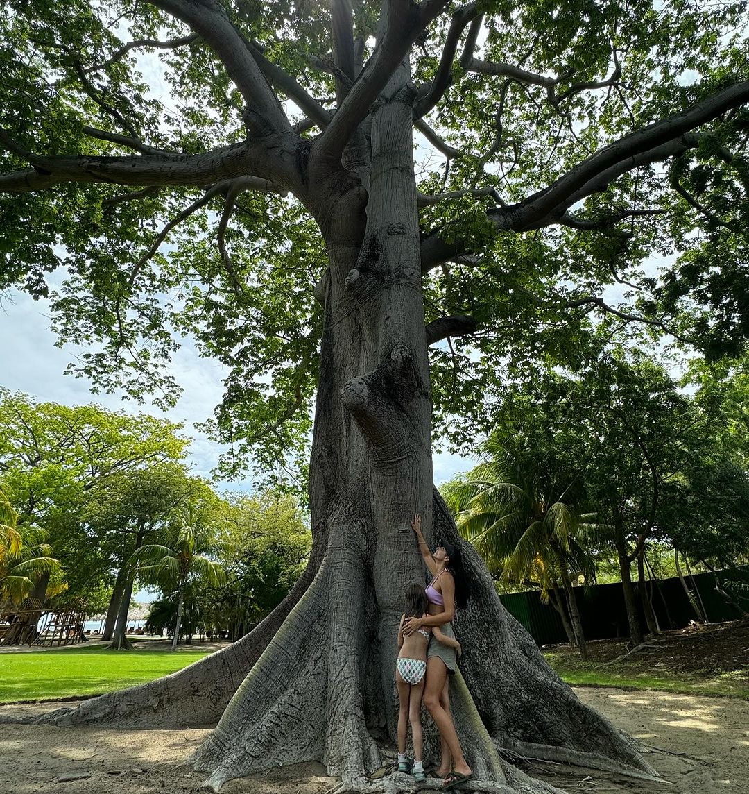 #Aislinn Derbez ama viajar con su hija. ❤️✨ 📸 Aislinn Derbez