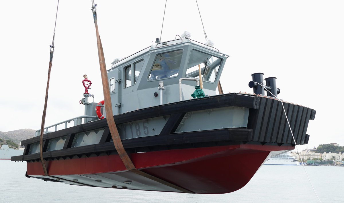 El lunes 22 de abril, se puso a flote en el muelle militar de La Curra en #Cartagena, la Y-185, segunda de las 3 nuevas empujadoras para dar servicio a los submarinos de la serie 80💪 #SomosLaArmada🇪🇸⚓️