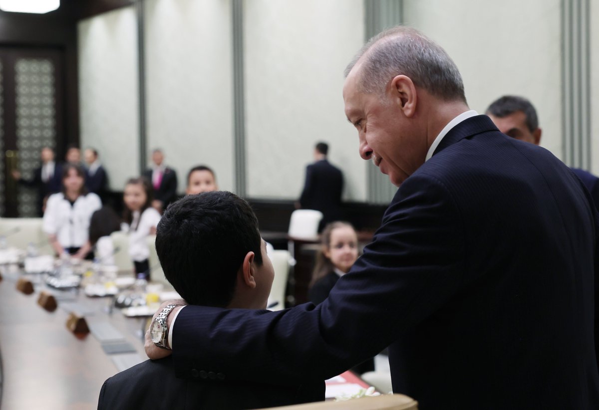 RTErdogan's tweet photo. Büyük ve güçlü Türkiye’nin mimarları, geleceğimizin teminatı çocuklarımızla 23 Nisan… 🇹🇷 https://t.co/cDQkIf3i0U