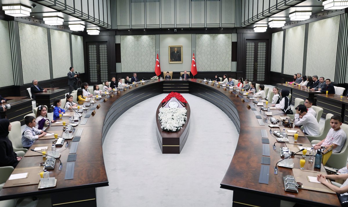 RTErdogan's tweet photo. Büyük ve güçlü Türkiye’nin mimarları, geleceğimizin teminatı çocuklarımızla 23 Nisan… 🇹🇷 https://t.co/cDQkIf3i0U