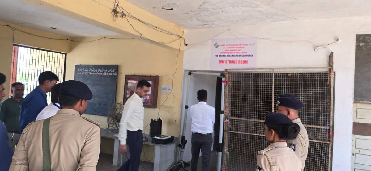 DabhoiC's tweet photo. 21 -છોટા ઉદેપુર સંસદીય મતવિસ્તારમાં સમાવિષ્ટ 140 -ડભોઇ વિધાનસભા મતદાર વિભાગ

આજ રોજ રાજય લોકસભા ચૂંટણી-૨૦૨૪ અન્વયે માનનીય ઓબ્ઝર્વર સાહેબશ્રીએ અત્રેના ઇવીએમ સ્ટ્રોંગ રૂમ તેમજ મતદાન મથકોની મુલાકાત લીઘી. @CEOGujarat @collectorcu @DEOVADODARA @SdmDabhoi https://t.co/acBpoeyiQG
