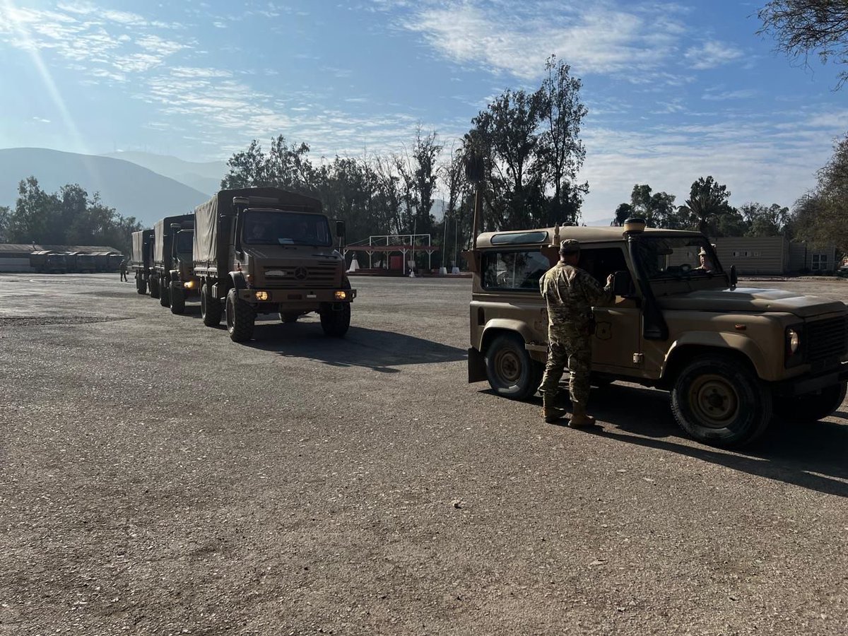 Efectivos del #EjércitoDeChile se trasladaron a las comunas de #SanPedro y #Ollagüe, para continuar con los patrullajes por la zona, en cumplimiento al Decreto Supremo N° 78, que dispone resguardar la frontera norte del país. #RegiónDeAntofagasta #EjércitoEnAcción 🇨🇱