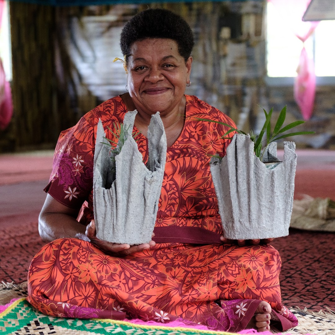 Meet Mereoni! She made these fabric and concrete planters at a workshop in Lewa Village in #Fiji🌱 Across the island nation, IFAD has been expanding knowledge on the production of nutritious local foods 🇫🇯