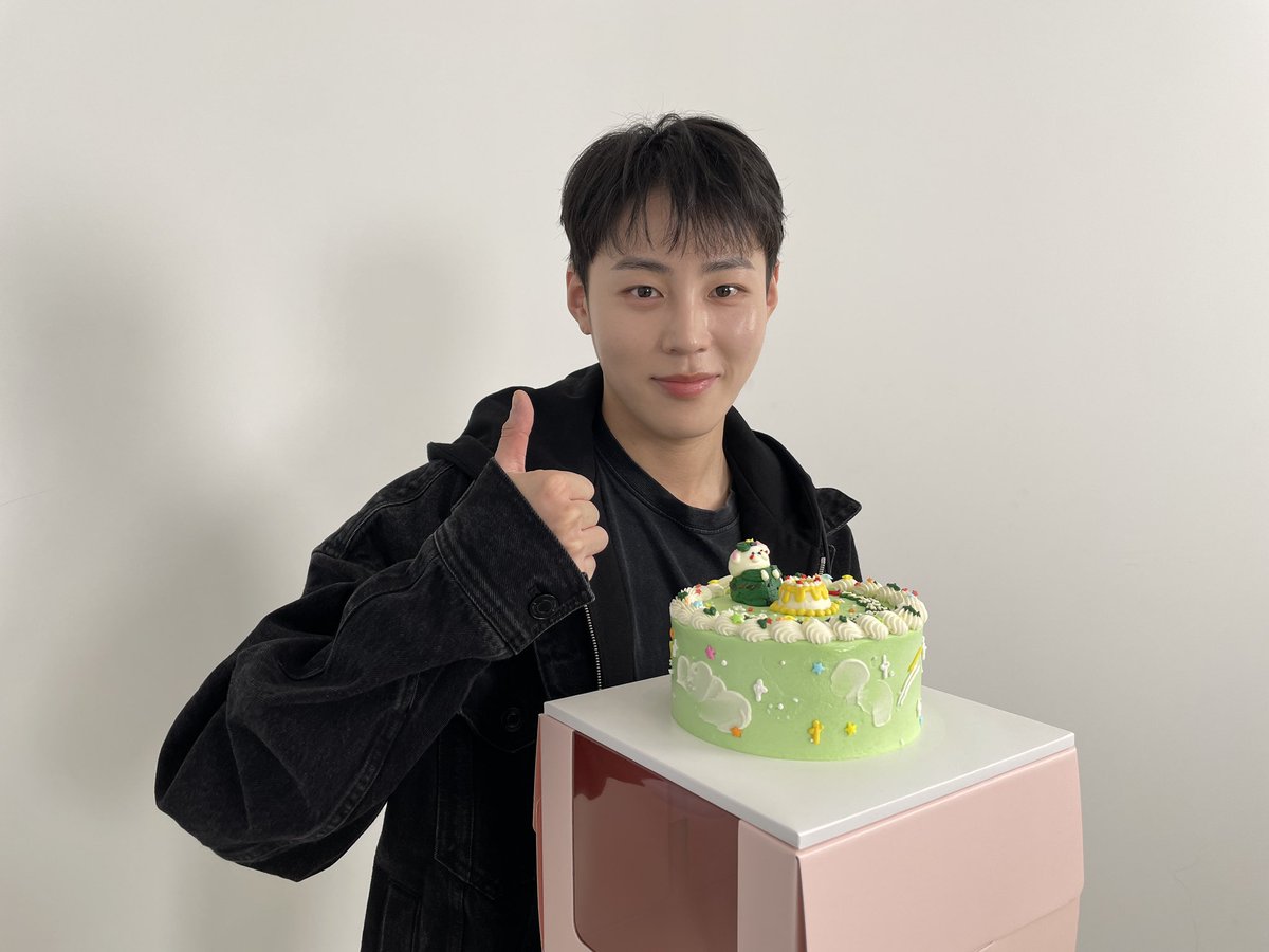 [#하성운] 📸 🎉하성운 제대하는 날🥳 라이브 방송 완료☁ 드디어 전역했다!🙌🏻 하늘과 함께라서 행복했던 성운이🥰 하늘에게도 오늘 하루가 행복하게 기억되길 바라요!✨ #HASUNGWOON