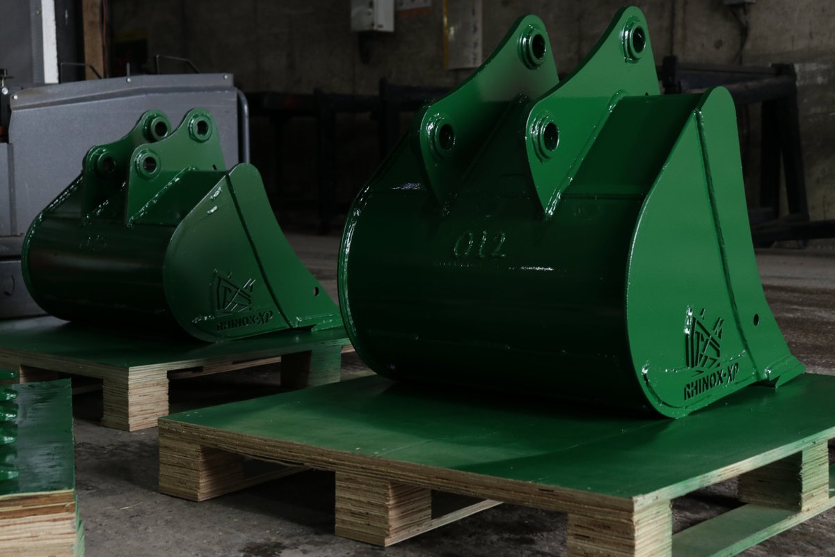 5x custom green excavator buckets with fleet ID✅

Fitted with teeth and blades ready to bulk move material and dig flat bottomed trenches!⏳

More info about Rhinox custom buckets: rhinox-group.com/blogs/news/rhi…

#excavator #excavatorattachments #excavatoroperator #construction