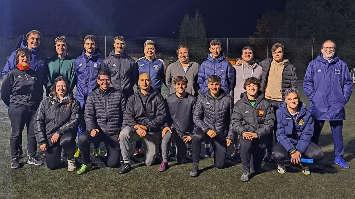 🧑‍🏫𝐅𝐨𝐫𝐦𝐚𝐜𝐢𝐨́𝐧 | Continúan desarrollándose las sesiones del curso de entrenador 𝐔𝐄𝐅𝐀 𝐂 en el Campo Manolo Preciado

#Entrenadores