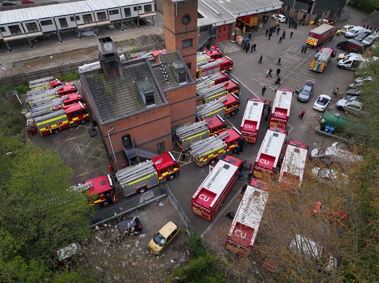 A convoy of 30 fire & rescue vehicles has set off for the Polish-Ukrainian border. We've a team of 27 Brigade staff, with firefighters & @FIRE_AID_UK staff from across the UK delivering vital fire & rescue kit & equipment. #FireAid4Ukraine orlo.uk/ZyFuY 🚒