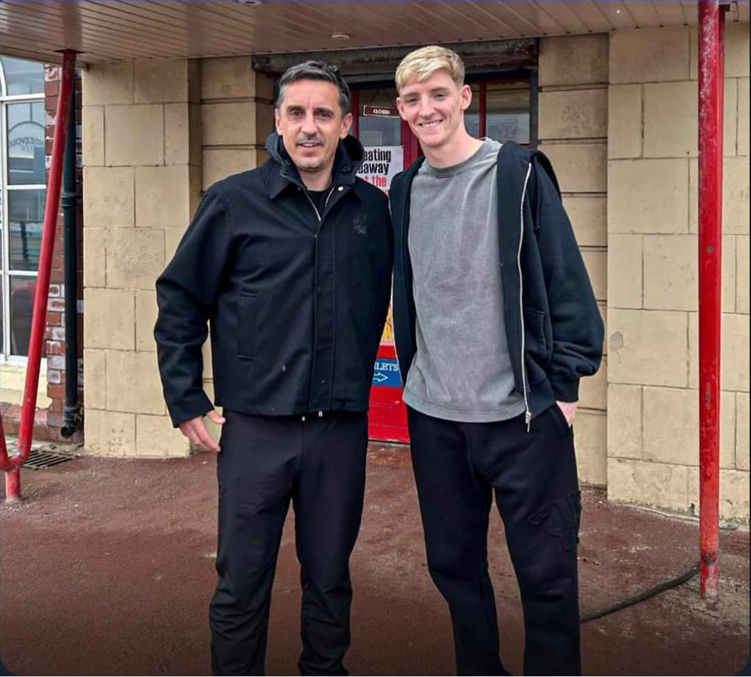 watching the @WeAreTheOverlap on YouTube @GNev2 @anthonygordon 

great chat, such a grounded young lad, hope you are at #NUFC for a very long time! #theoverlap ⚫️⚪️

the rendezvous cafe in #whitleybay getting a plug aswell. 👍