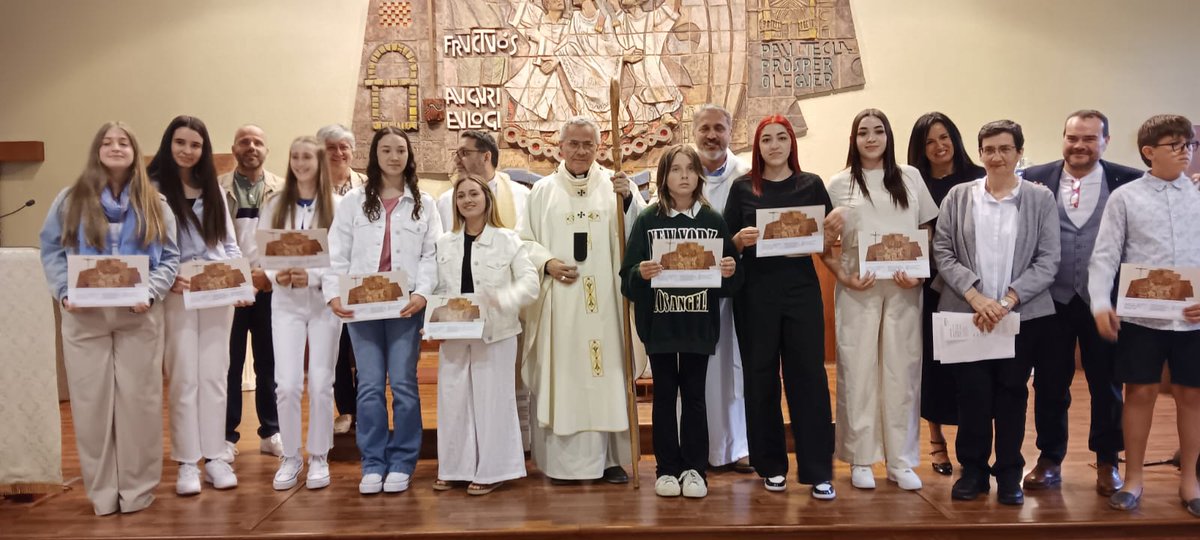 carmelitestgn's tweet photo. #ADMTWC #PASTC El passat 20 d'abril, joves i adults van rebre el sagrament de la confirmació a Sant Fructuós. Felicitats a totes i a tots! Ja sou testimonis! #somifemescola #viucarmelites https://t.co/sGOqQumbNO