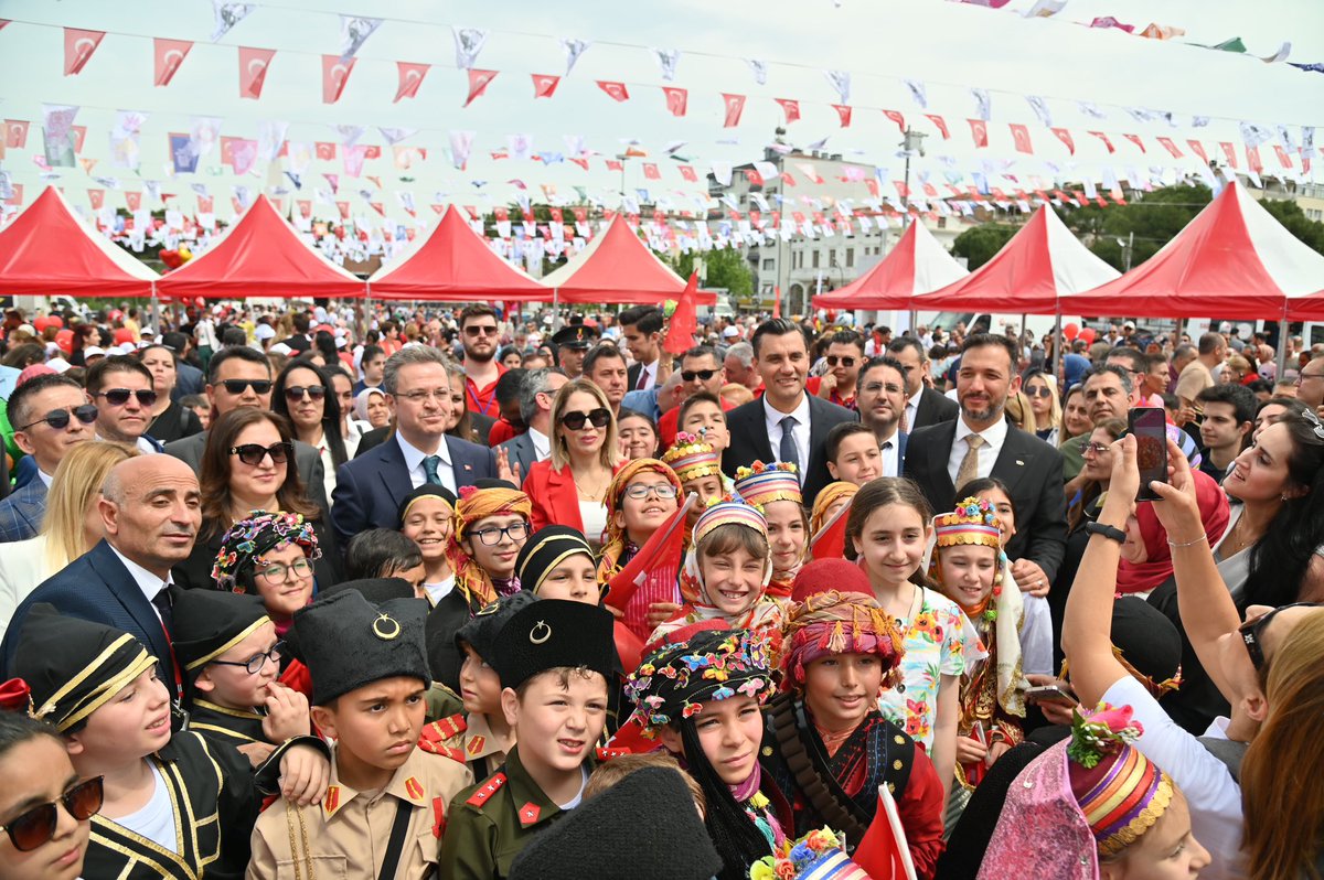 Çocuklarımızın sevgisine layık olmak ne büyük gurur! Şükürler olsun, kalbi ve ruhu güzel evlatlarımızla birlikte olabildiğimiz her güne... Coşkuyla ve gururla kutlayacağımız nice 23 Nisan'larımız olsun. 🎉🍬🫶