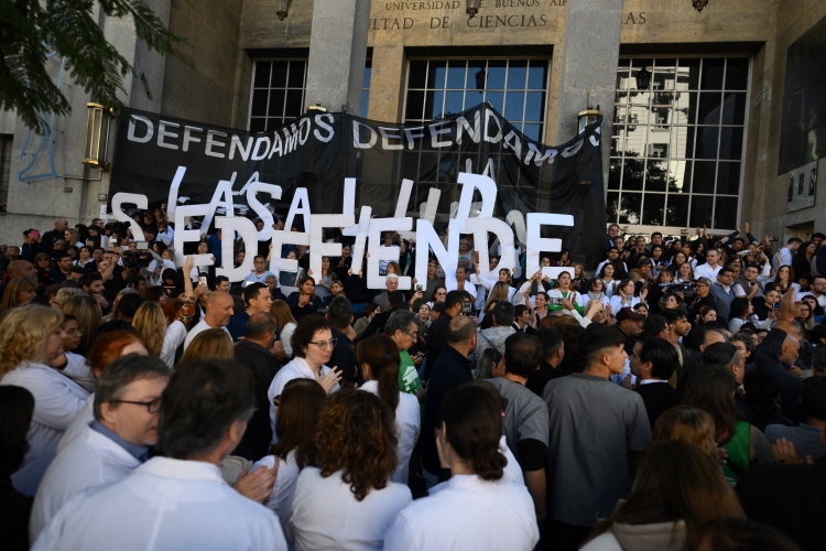 Mientras el #FMI celebra el superávit presupuestario de #Argentina 🇦🇷, la terapia de choque económica de @JMilei está teniendo un tremendo coste humano: 👎recorte de pensiones 👎servicios públicos al borde del colapso 👎aumento del desempleo 👎extension de la pobreza alimentaria