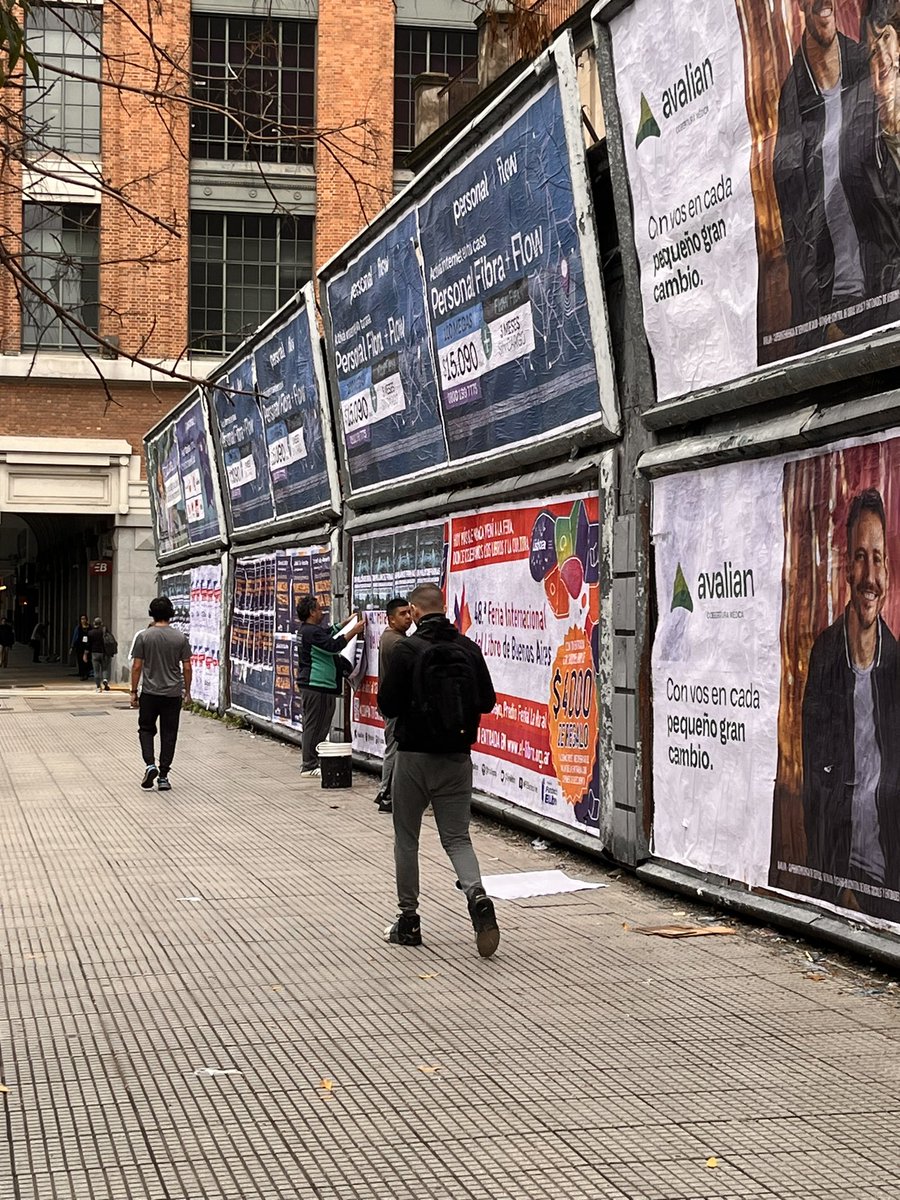 antoferrandi's tweet photo. Vos anunciante que invierte millones en publicidad de v. pública y mantenes vivos a muchos agentes de la industria fíjate cómo te vandalizan tu comunicación y te hacen perder plata. Lo más triste de todo es que ellos tmb gastan en esos carteles pedorros de marchas QUE NADIE VE. https://t.co/OwK32f4ofr