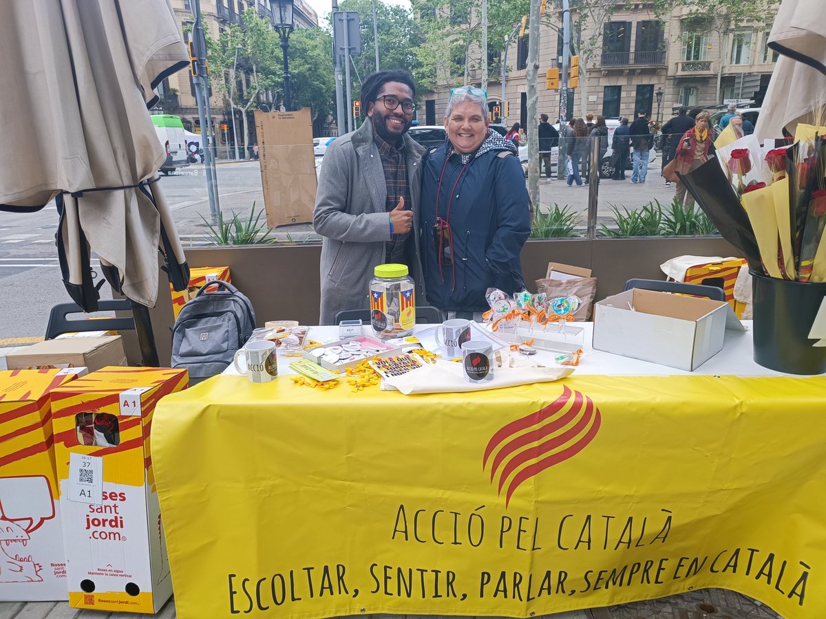 Voleu alguna rosa o llibre? Vine a passar una bona estona amb nosaltres a la paradeta d'@acciopelcatala (Pau Claris, 93). Pel català, ara i sempre! #SempreEnCatalà #SantJordi2024