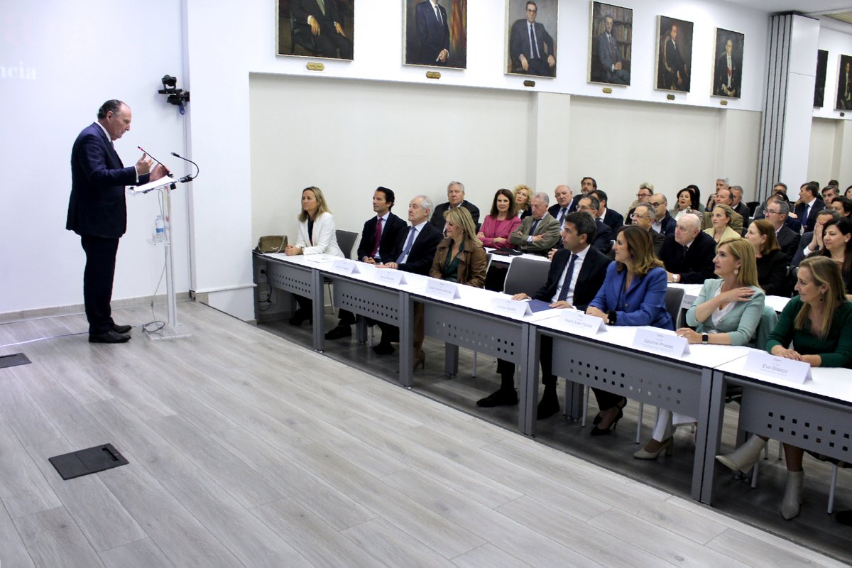 El presidente del Consejo de Cámaras de Comercio de la Comunitat, José Vicente Morata, junto al president de la @generalitat, @carlos_mazon_ han presentado el estudio 𝙄𝙢𝙥𝙖𝙘𝙩𝙤 𝙚𝙘𝙤𝙣ó𝙢𝙞𝙘𝙤 𝙙𝙚 𝙡𝙖 𝙖𝙢𝙥𝙡𝙞𝙖𝙘𝙞ó𝙣 𝙙𝙚𝙡 𝙖𝙚𝙧𝙤𝙥𝙪𝙚𝙧𝙩𝙤 𝙙𝙚 𝙑𝙖𝙡𝙚𝙣𝙘𝙞𝙖.