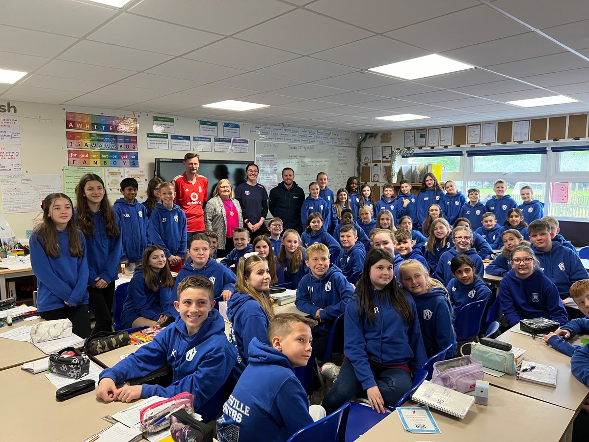 This morning @_katiearchibald joined us at Woodville Primary School with @LMFoundation_ ! Katie was able to talk about her journey, her goals for 2024 and her love for all things bikes! The children got to ask her questions and were thrilled to speak to an Olympian